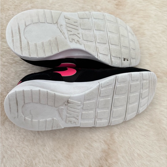 EUC Nike Tanjun sneakers/shoes pink/black youth size 6Y(fit women 7.5-8) - Picture 4 of 5